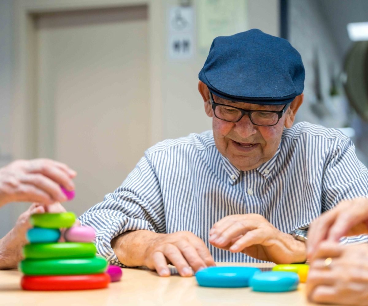 elder-man-playing-skill-games-in-a-nursing-home-2024-12-10-01-51-19-utc_11zon